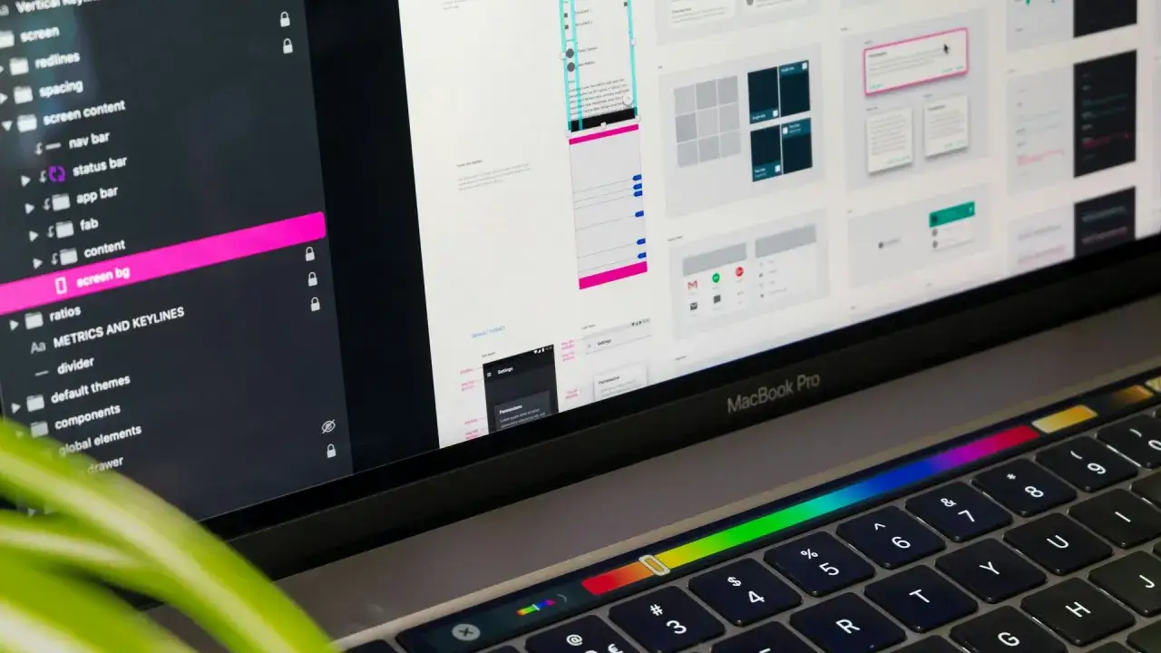 MacBook Pro z interfejsem graficznym, idealny dla początkujących w świecie Mac OS. Widoczne elementy projektu aplikacji i menu.