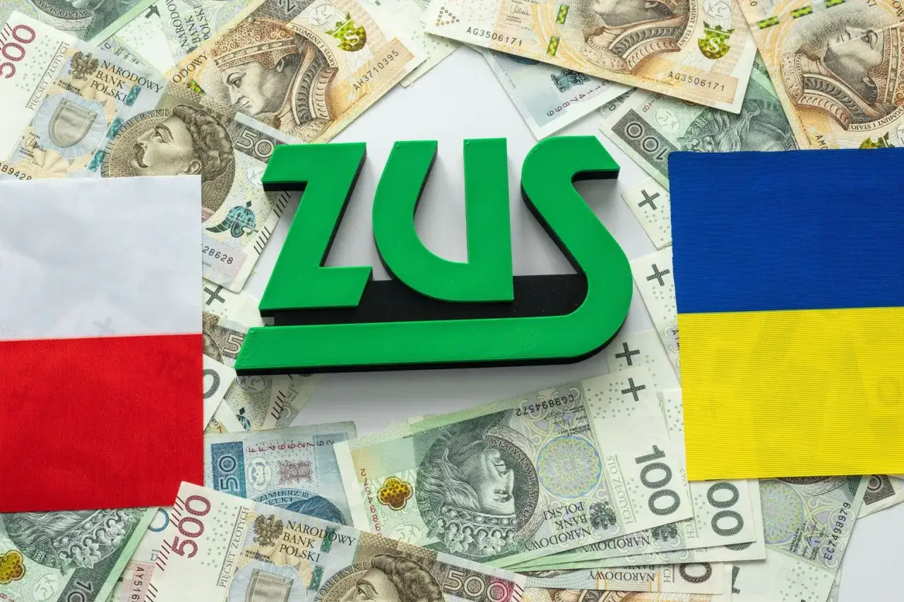 ZUS, polskie banknoty i flagi Polski i Ukrainy symbolizują przyszłość emerytalną Ukraińców w Polsce.
