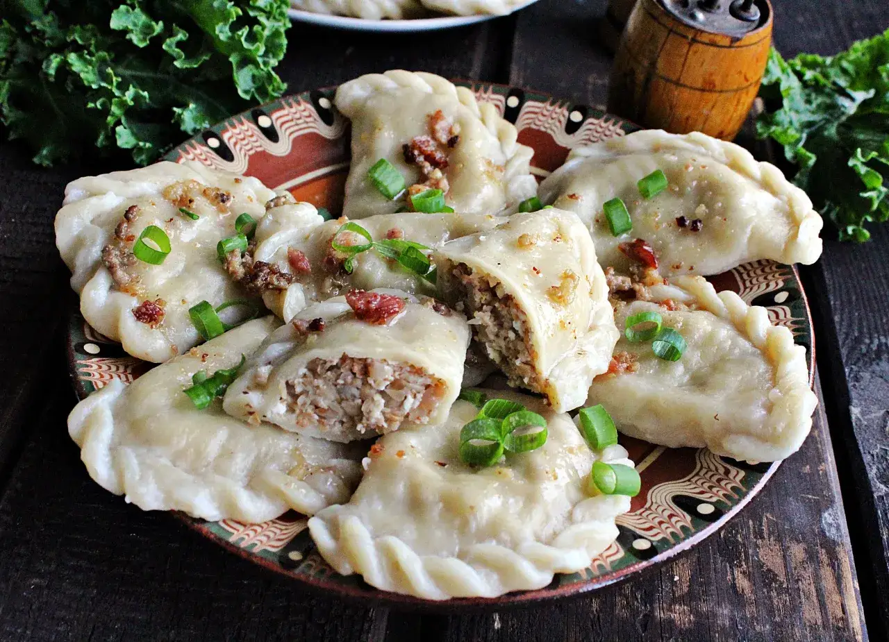 Pyszne pierogi z kaszą gryczaną i serem białym, posypane szczypiorkiem i skwarkami.