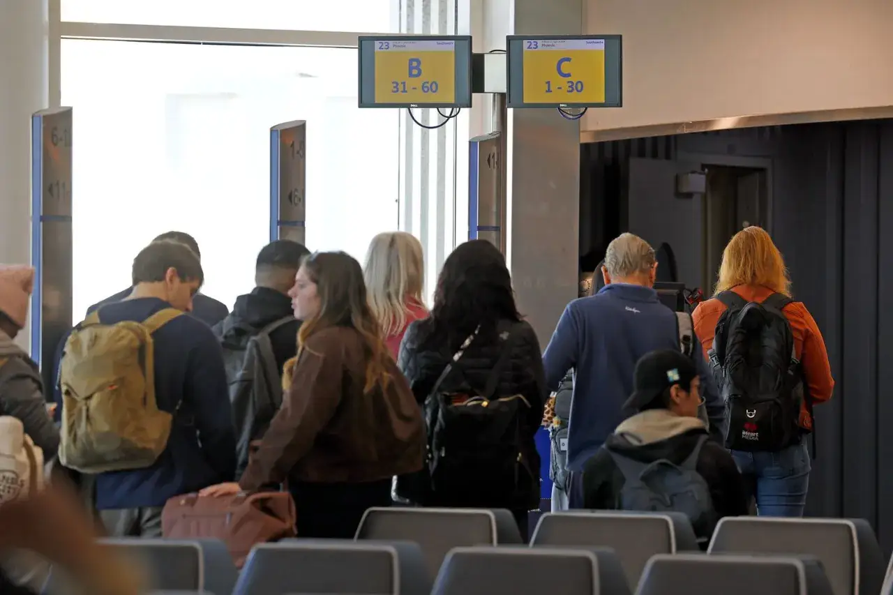 Ludzie czekają przy bramkach B i C, przygotowując się do lotu. Oto co robić na lotnisku: czekać na swoją kolej.
