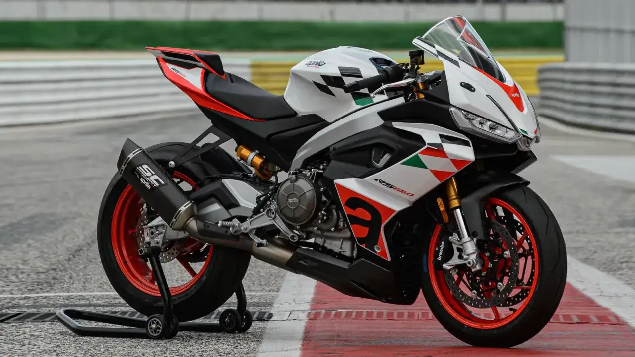 Aprilia RS 660, una de las deportivas motos guapas, lista para la pista con su dise&ntilde;o agresivo y colores de competici&oacute;n.