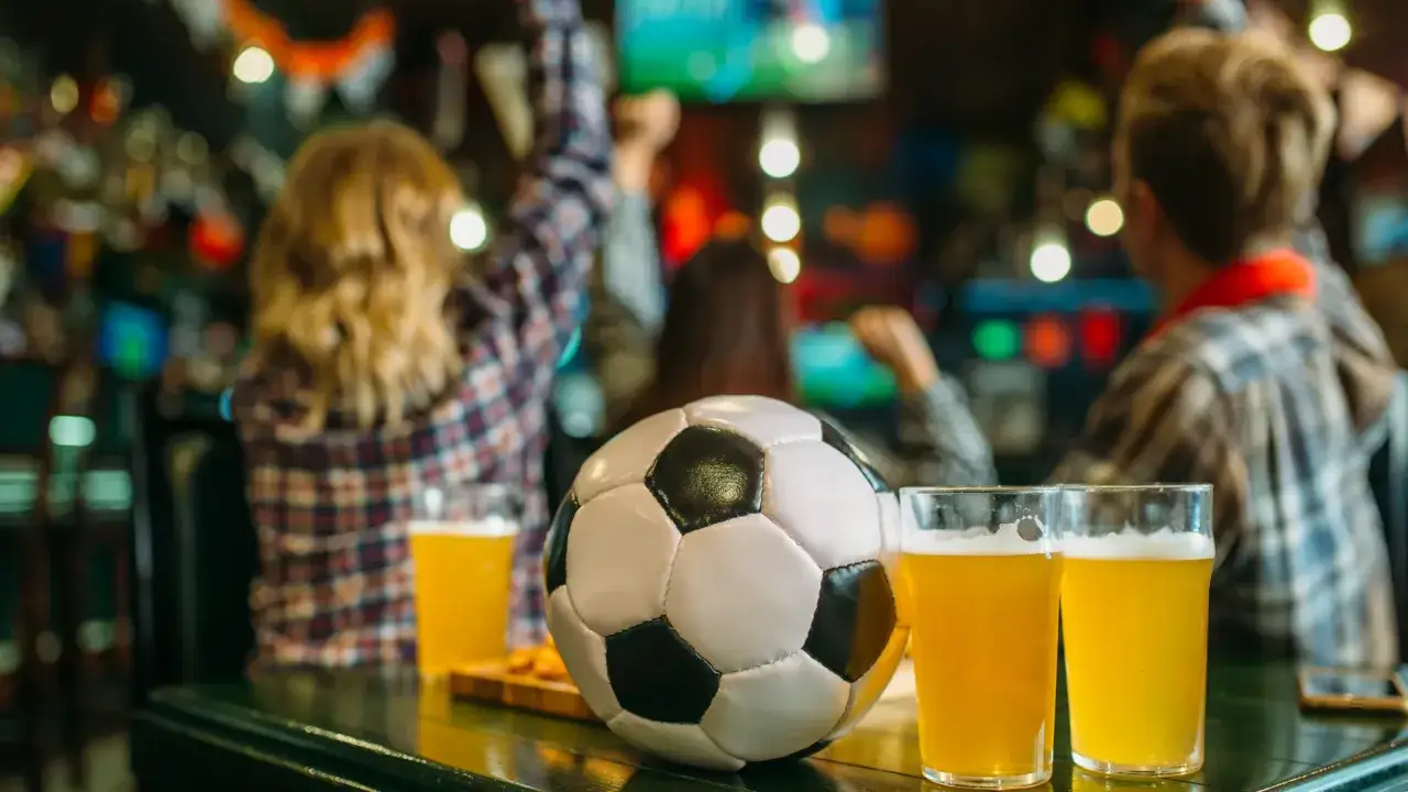 Piłka nożna i piwo &ndash; idealny alkohol po treningu w pubie.