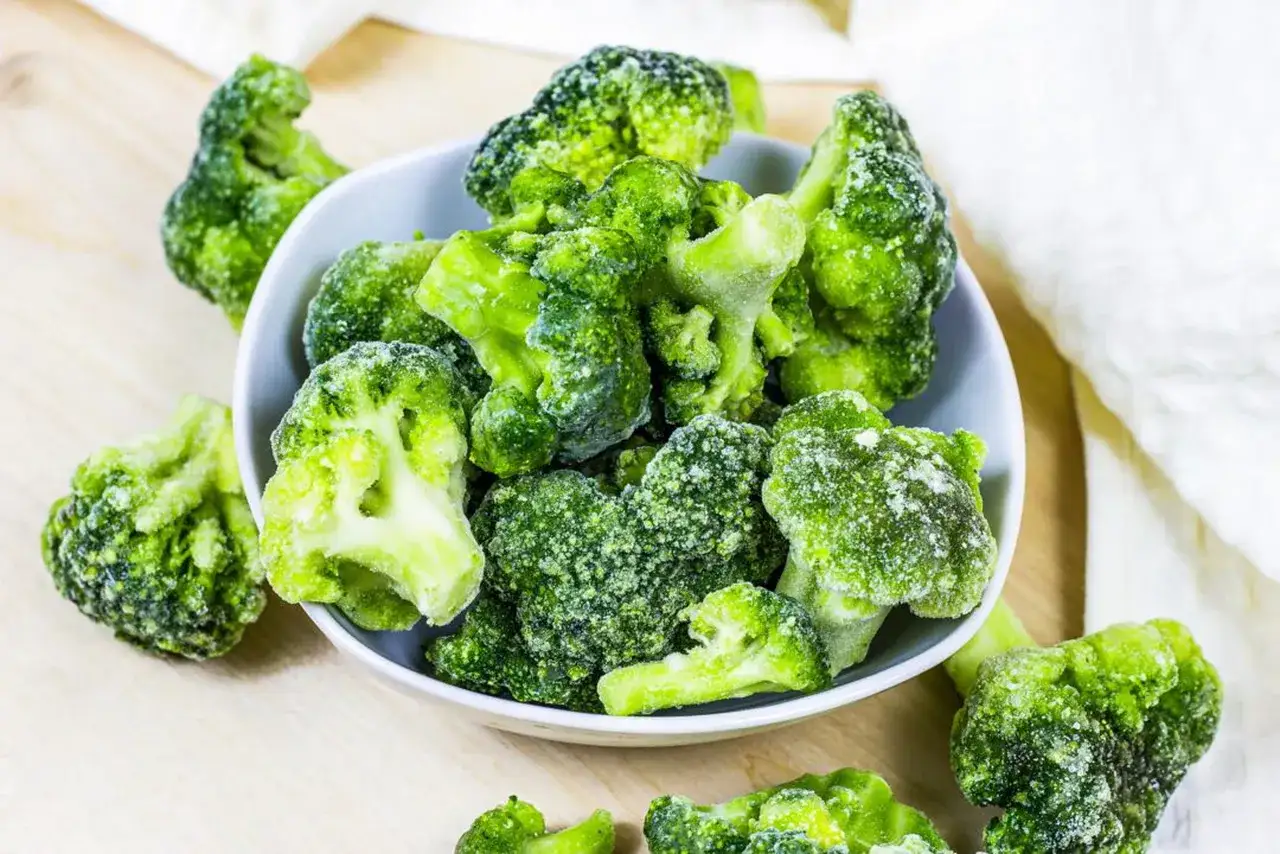 Gefrorene Brokkoliröschen in einer Schüssel, bereit für die Lagerung. Perfekt für schnelles Kochen und gesunde Mahlzeiten. Brokkoli einfrieren spart Zeit und Geld.
