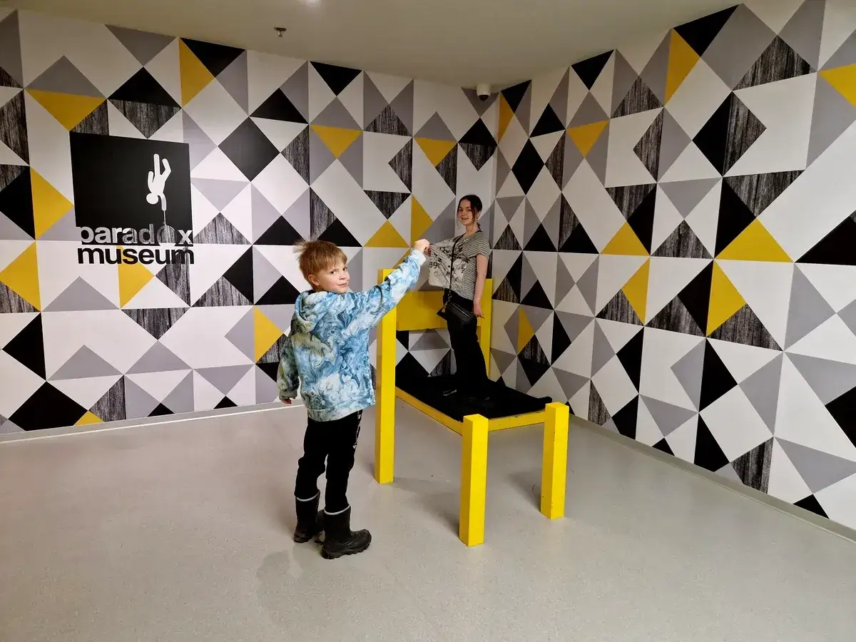 Barn njuter av illusioner på Paradox Museum Stockholm. Bra recensioner för denna roliga upplevelse!