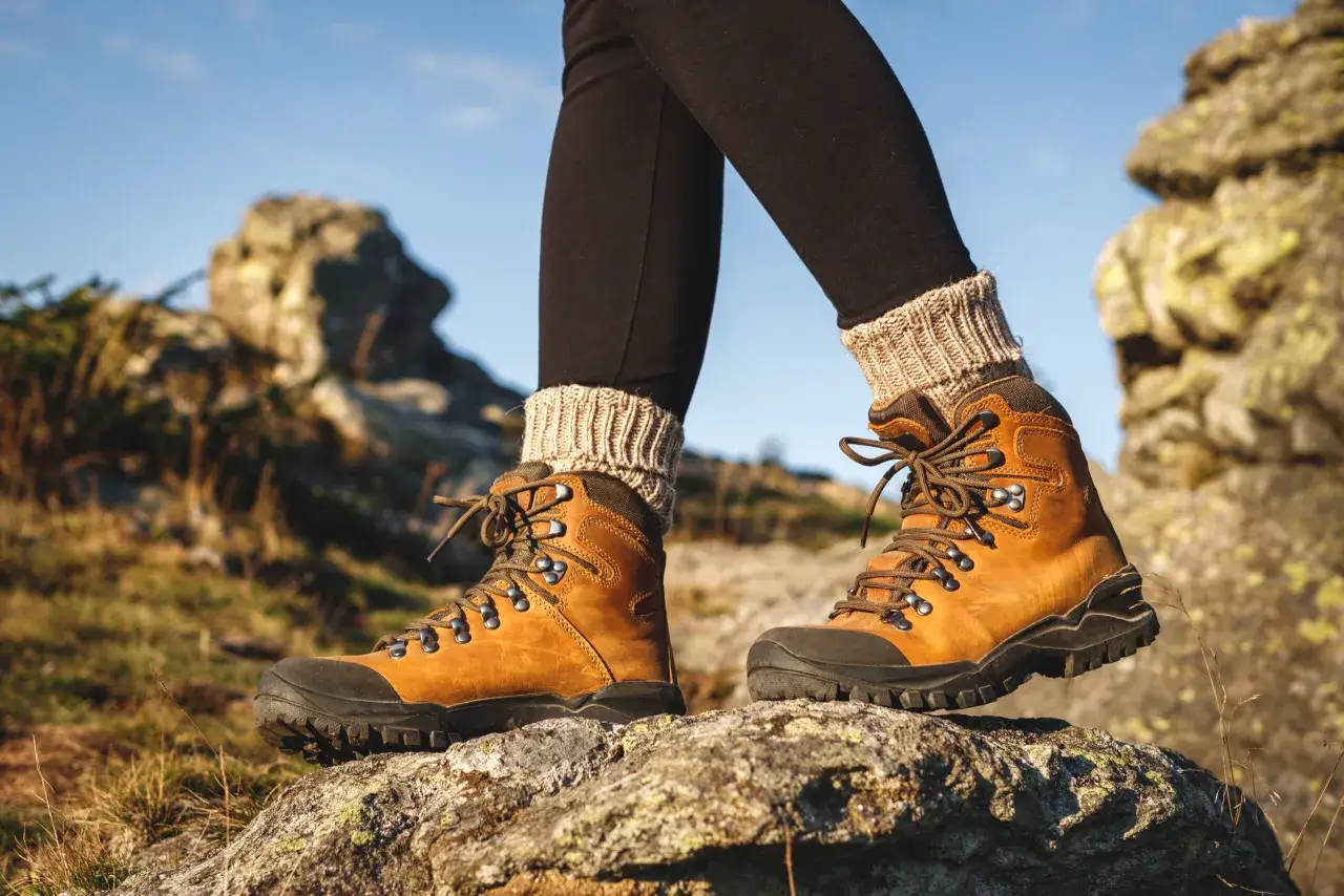 Skarpety w góry i solidne buty trekkingowe na kamienistym szlaku.