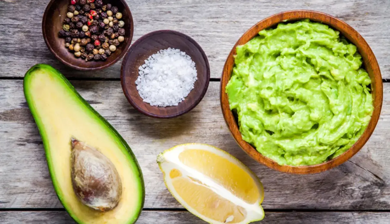 Avocado fresco, limone, sale e pepe pronti per preparare una deliziosa salsa avocado.