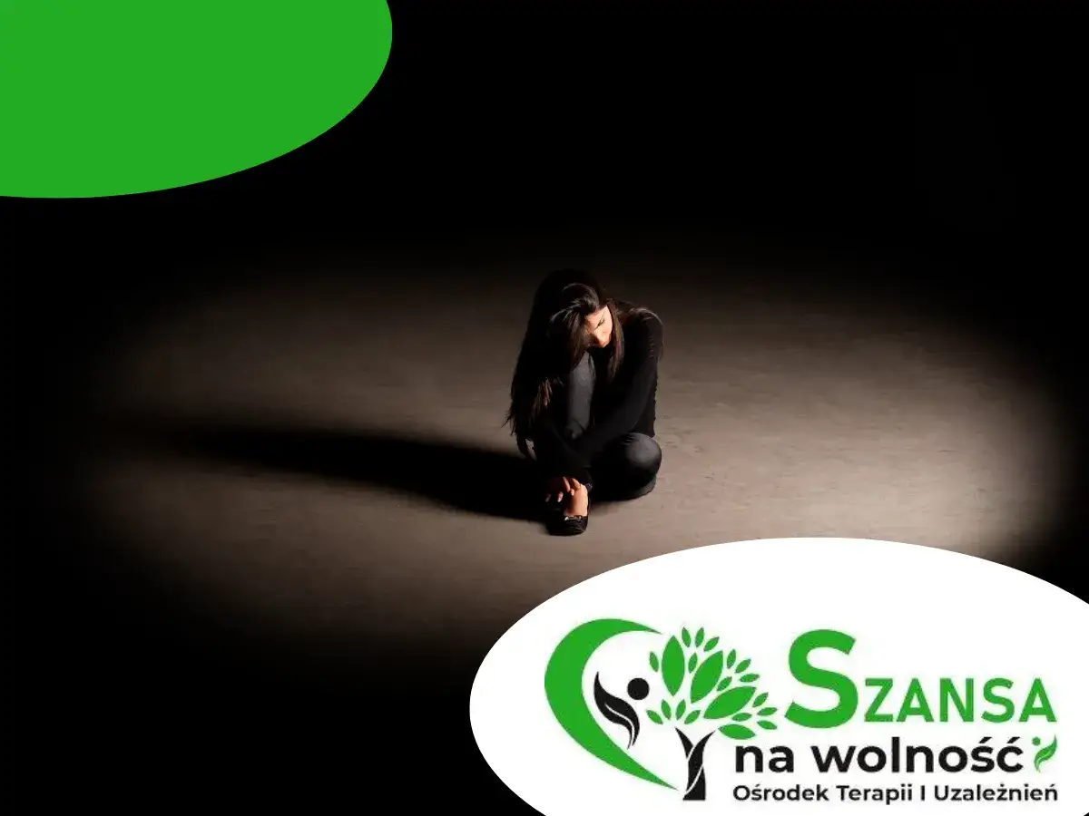 Samotna osoba skulona w mroku, symbolizująca walkę z nałogiem. Nadzieja na wolność w logo ośrodka terapii.