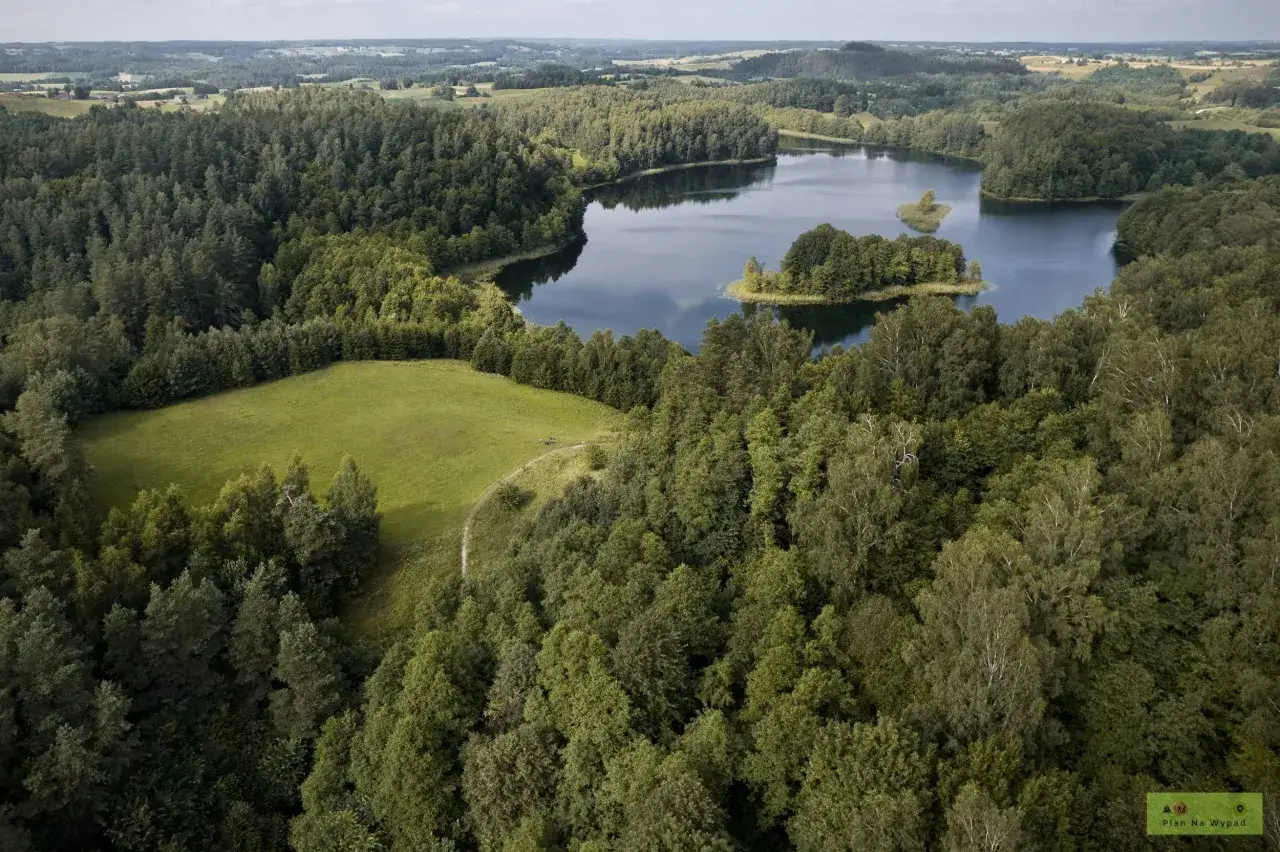 Malowniczy krajobraz park narodowy i krajobrazowy z jeziorem, wyspą i lasami.