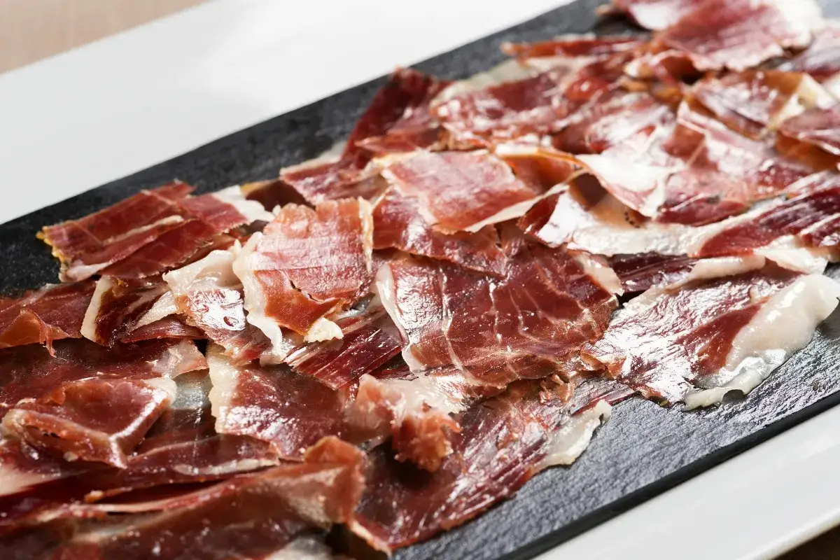 Finas lonchas de jam&oacute;n serrano, perfectos aperitivos para sorprender a tus invitados con un sabor aut&eacute;ntico.