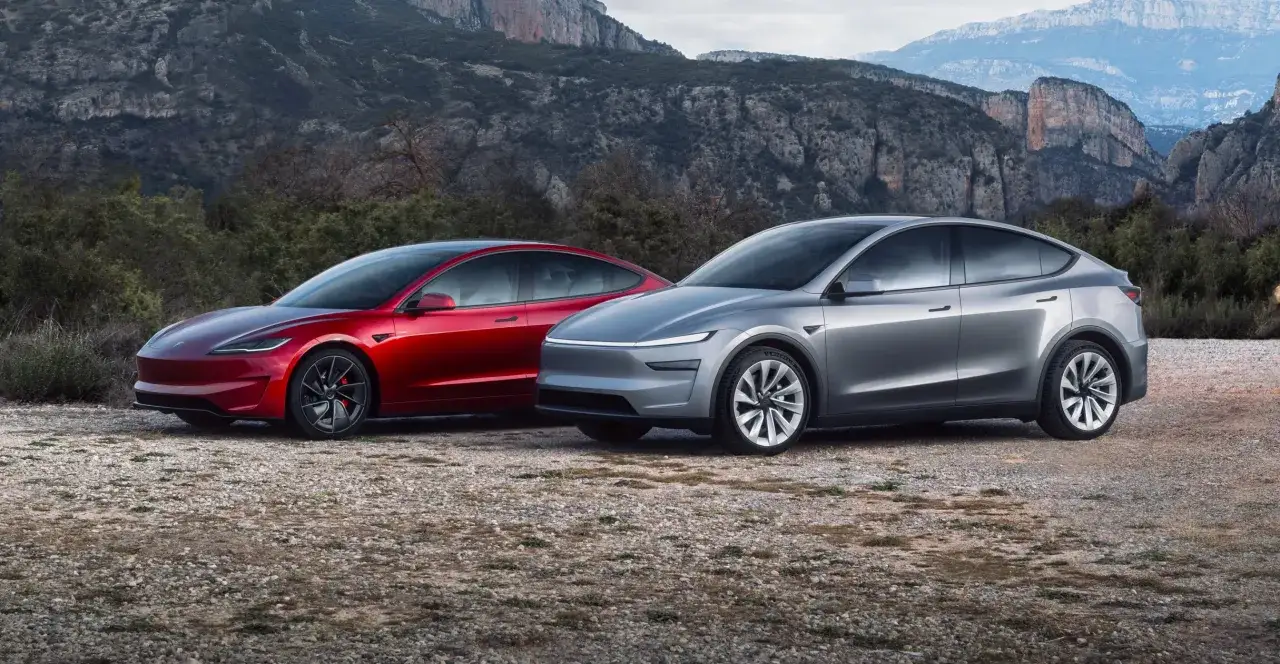 Dwa Tesle, czerwony i srebrny, na tle gór. Zastanawiasz się, ile kosztuje najnowsza Tesla?
