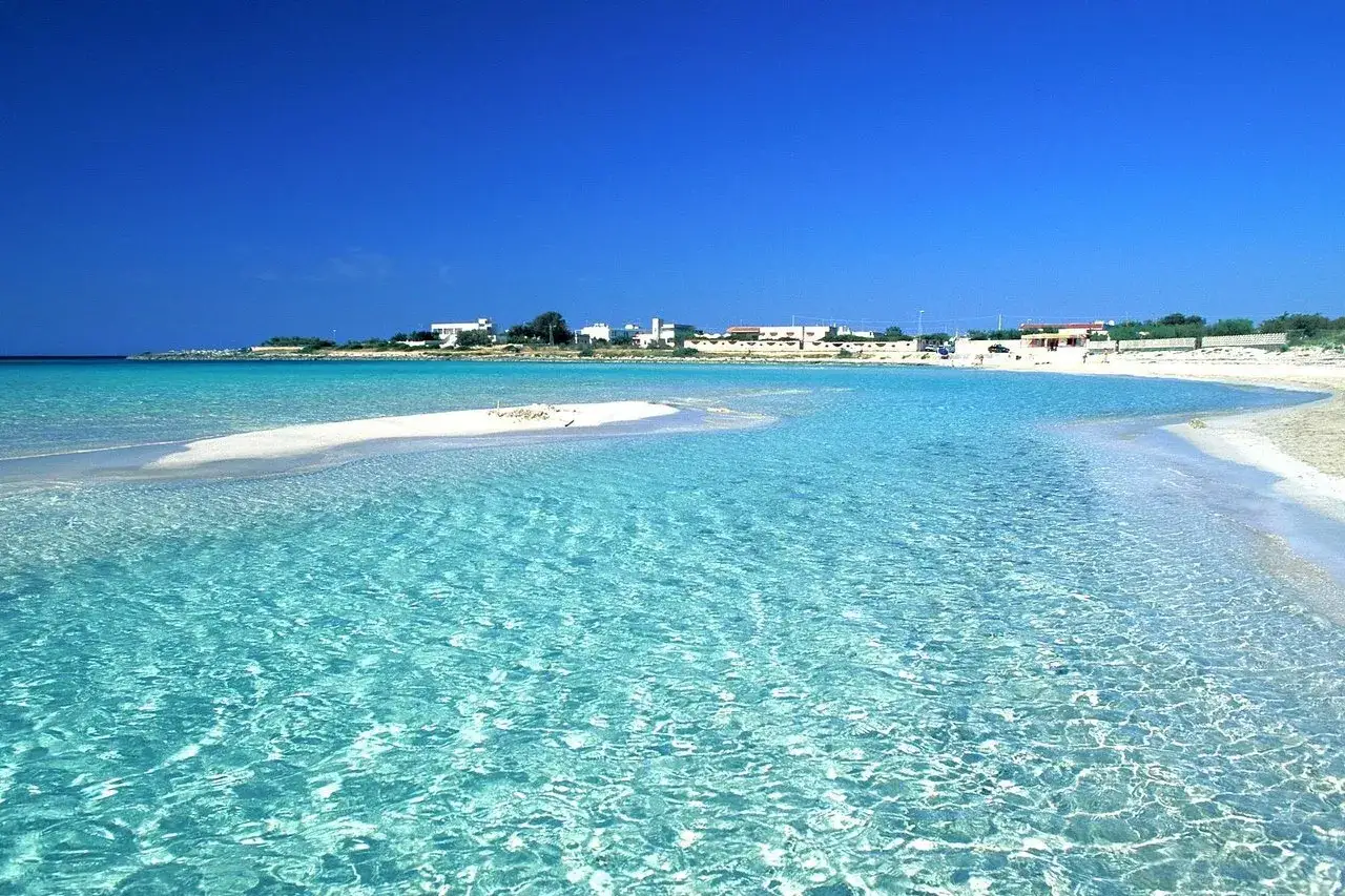 Acque cristalline e sabbia bianca: la spiaggia delle Maldive in Puglia, un paradiso terrestre.