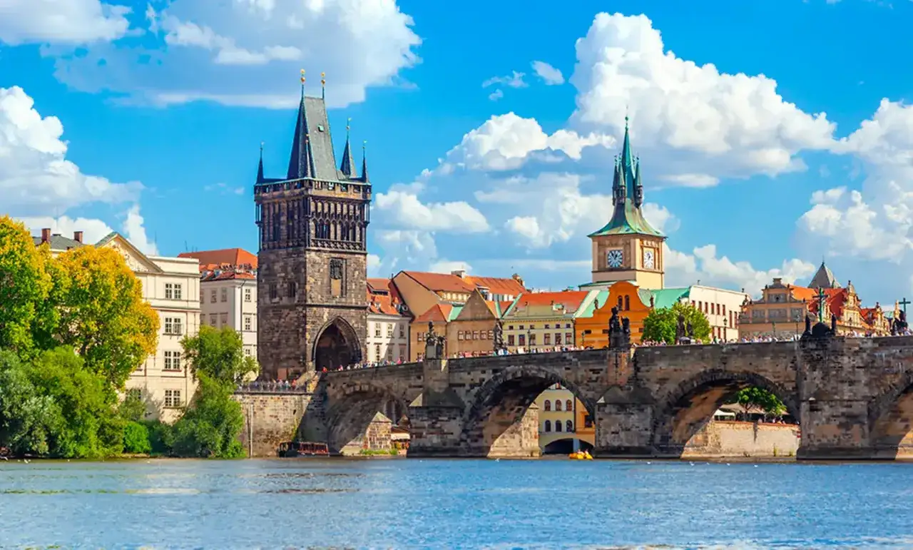 Le pont Charles, une merveille architecturale, est un incontournable du top 10 Prague. Ses tours médiévales et ses statues bordent la Vltava sous un ciel bleu éclatant.