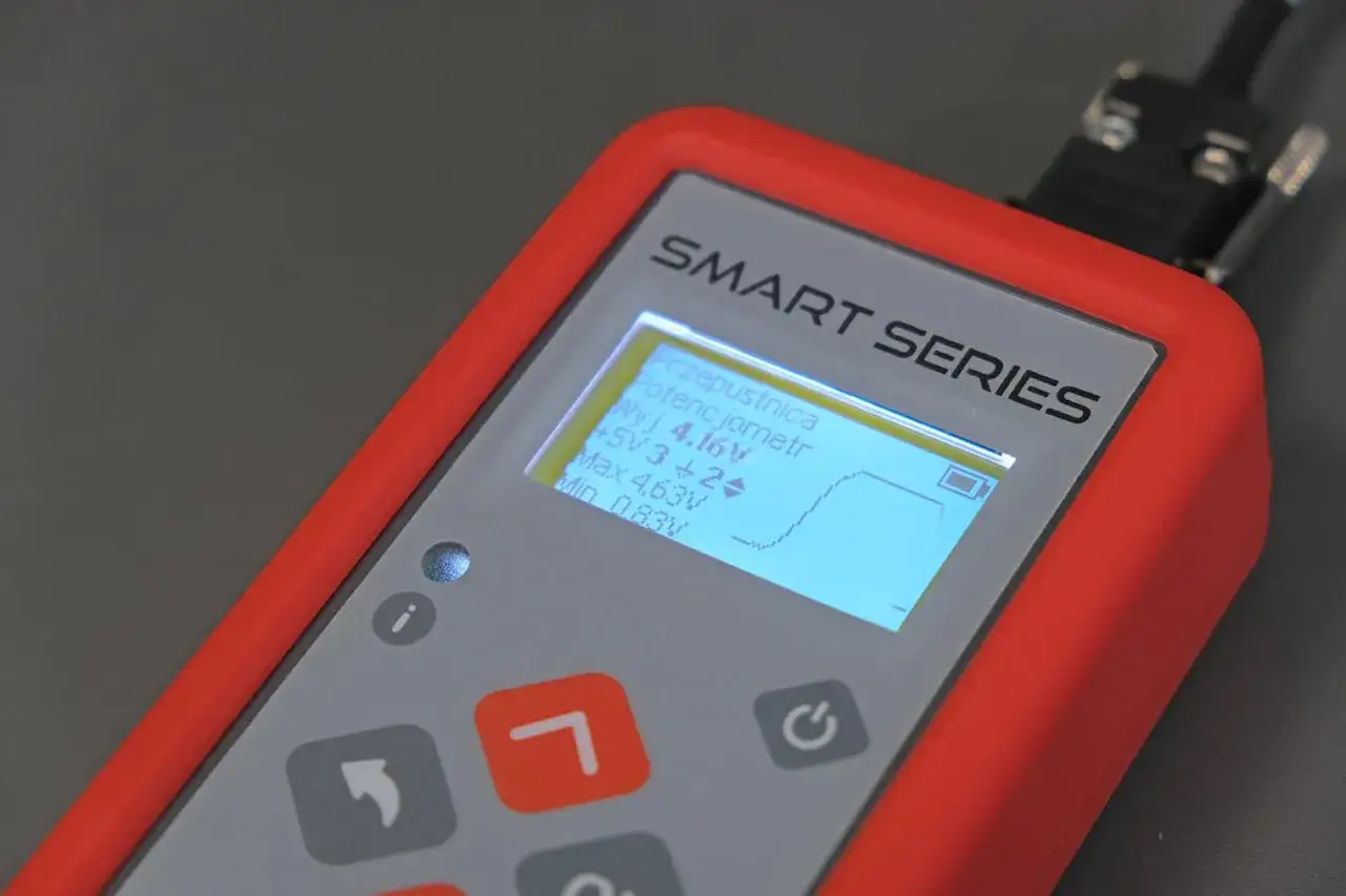 Urządzenie SMART SERIES pokazuje dane z potencjometru, kluczowe dla adaptacji przepustnicy. Wyświetla napięcia i wykres.