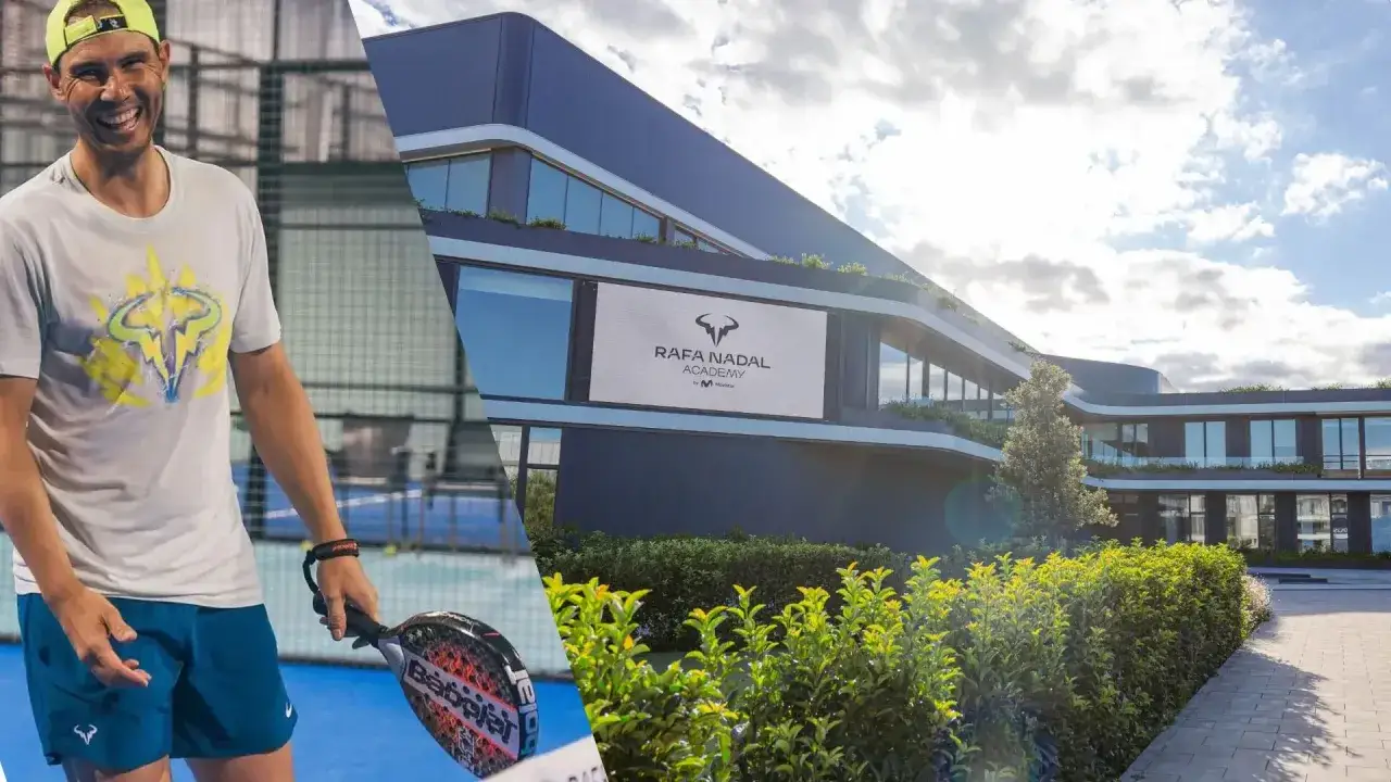 Rafael Nadal sorride su un campo da padel, con la sua accademia sullo sfondo.