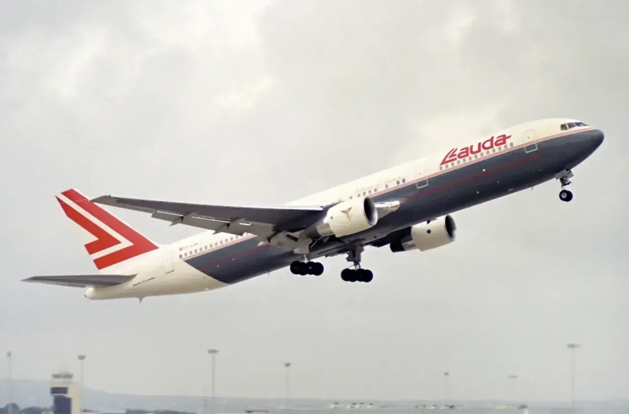 Samolot Lauda Air wznosi się w powietrze.
