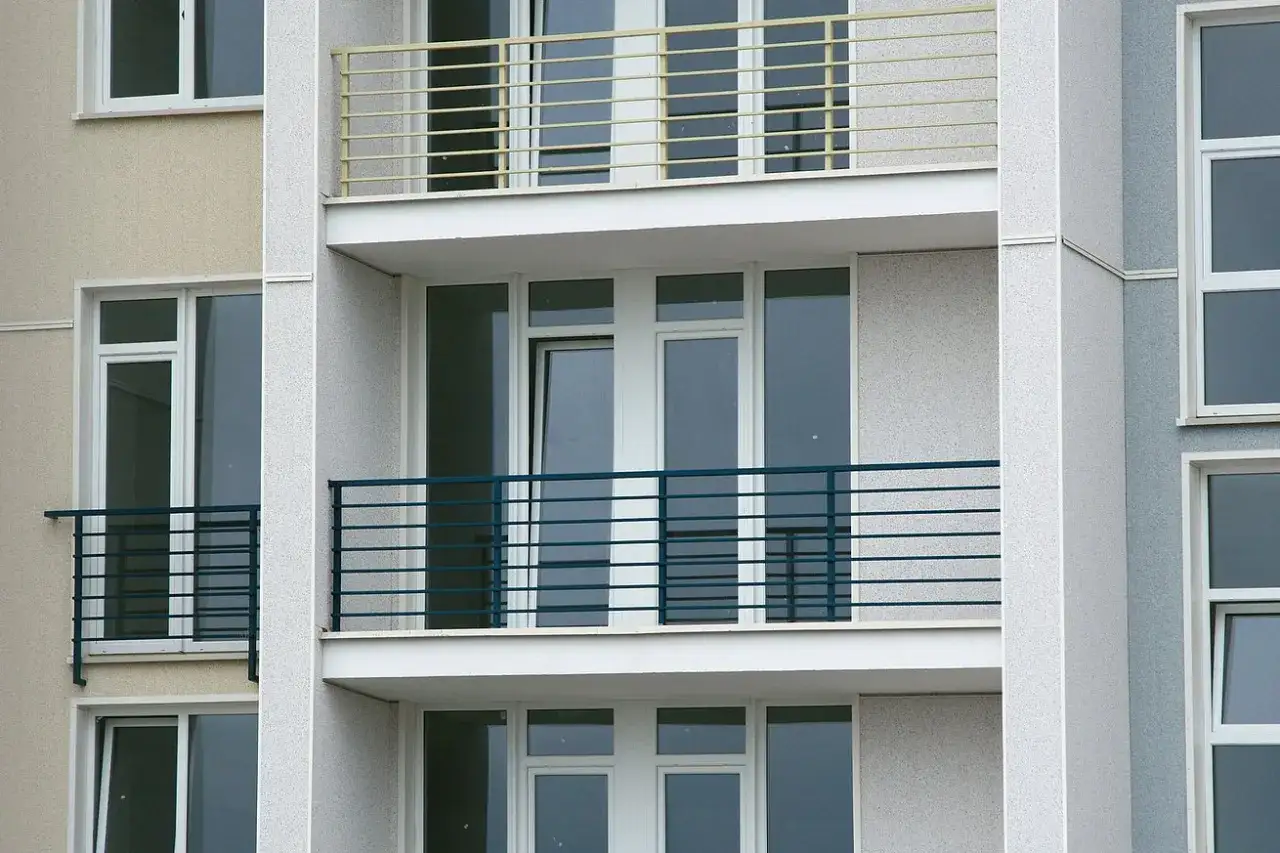 Nowoczesne balkony z ciemnymi balustradami, solidne mocowanie balustrady balkonowej zapewnia bezpieczeństwo.