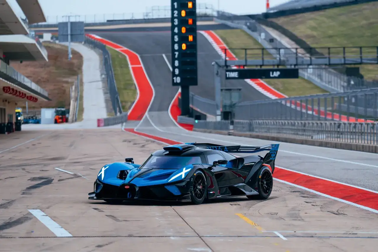 Ein blauer und schwarzer Bugatti Bolide steht auf einer Rennstrecke. Der Bugatti Bolide Preis ist astronomisch, aber die Leistung ist unübertroffen.