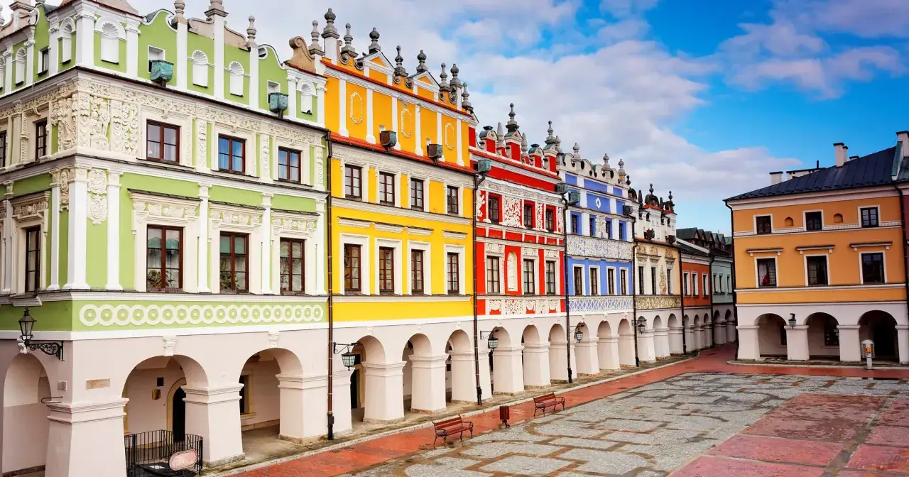 Kolorowe kamienice tworzą malowniczy rynek, jeden z najpiękniejszych zabytków Polski.