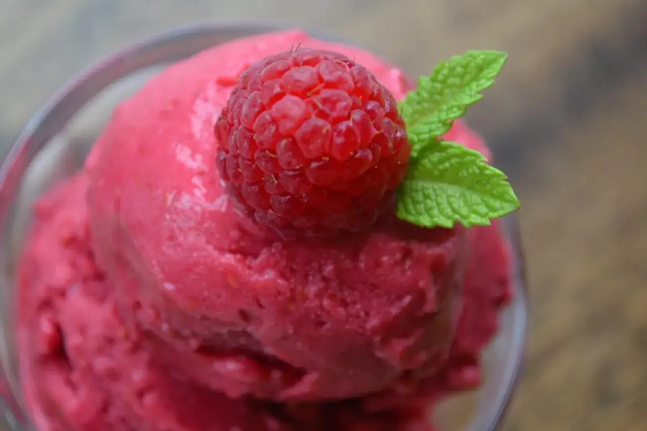 Pyszny sorbet malinowy, idealny na upalne dni. Zobacz, jak zrobić sorbet malinowy krok po kroku!