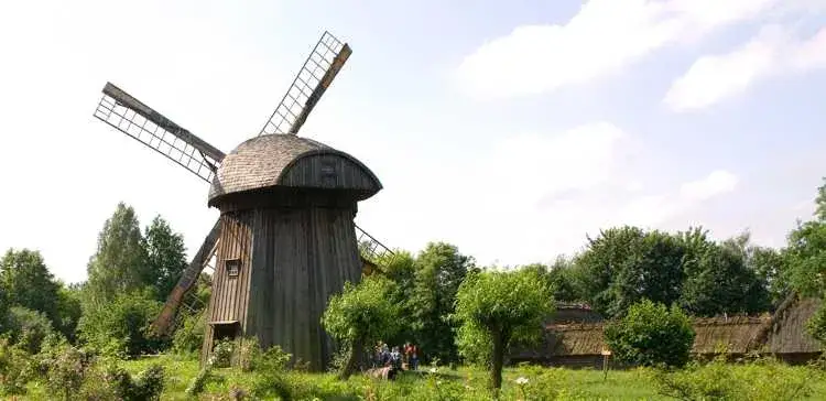 Muzeum Wsi Lubelskiej og&oacute;lny widok skansenu, tradycyjne chaty, wiatrak