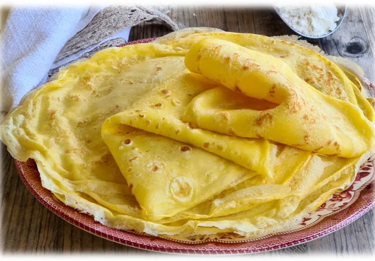Piatto di crepes dorate, pronte per essere farcite. La ricetta crepes per 4 persone &egrave; un successo garantito!