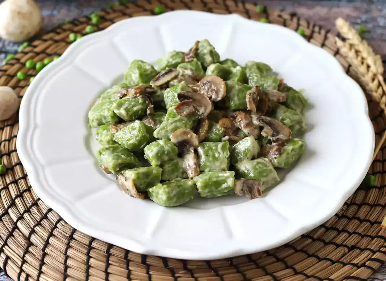 Zielone gnocchi z pieczarkami w kremowym sosie. Idealny przepis na szybki obiad.