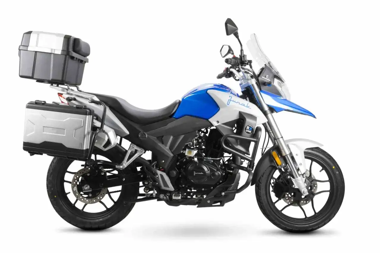 Junak RX One 125 z kuframi, gotowy na zwiększenie mocy i dalekie podróże.