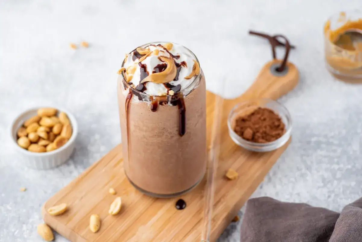 Pyszny shake czekoladowy z masłem orzechowym i bitą śmietaną. Idealny przepis na deser!