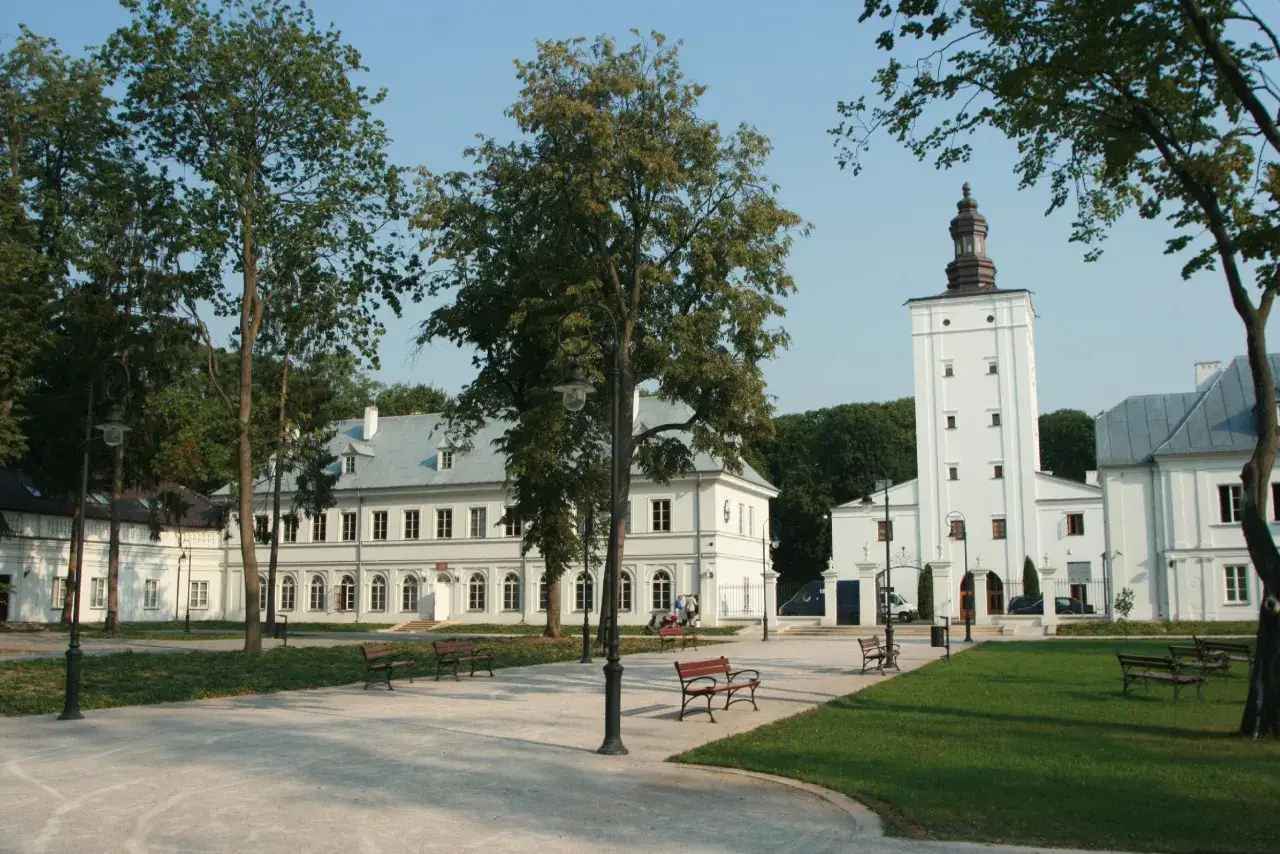 Biała Podlaska: zobacz zespół pałacowo-parkowy z wieżą i alejkami.