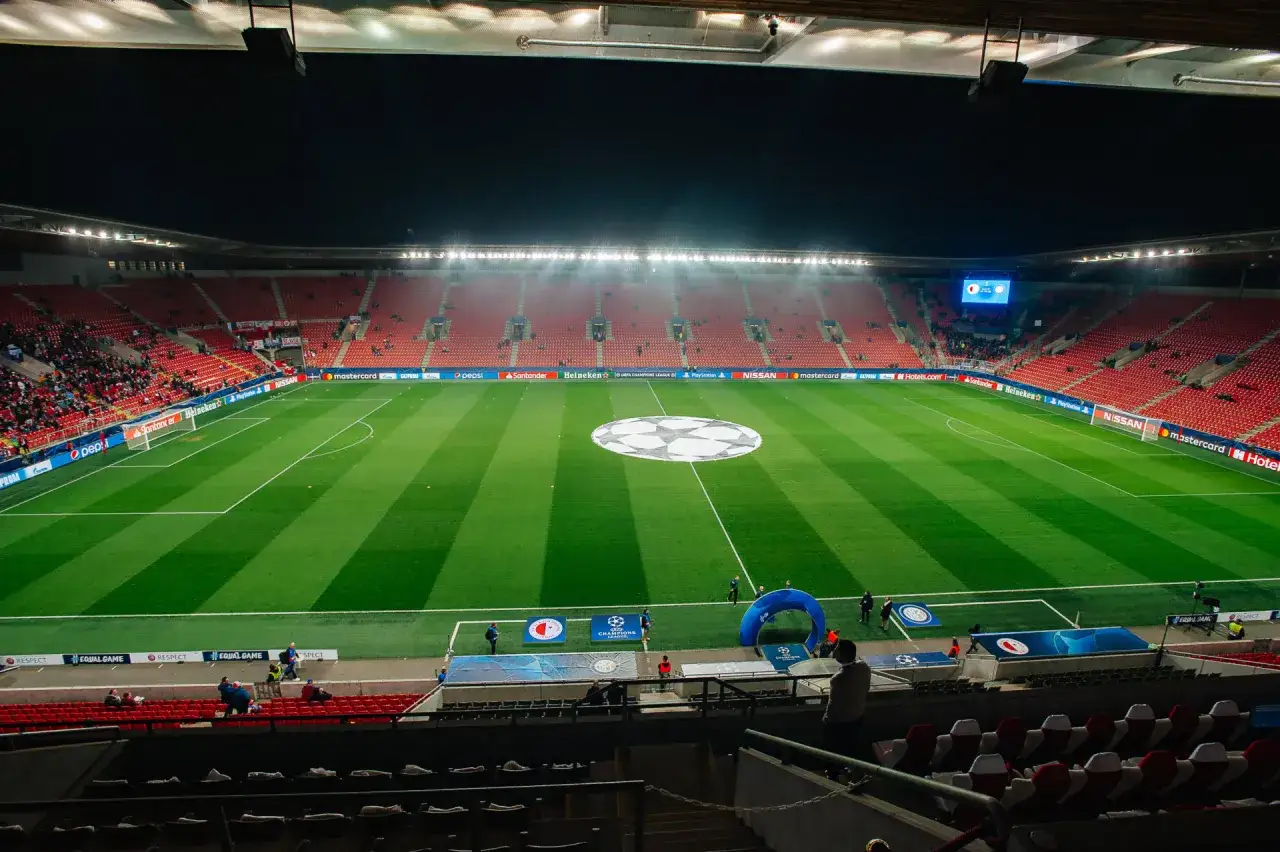 Stadion gotowy na emocjonujące rozgrywki sparta praga. Piłkarze zaraz wyjdą na murawę.