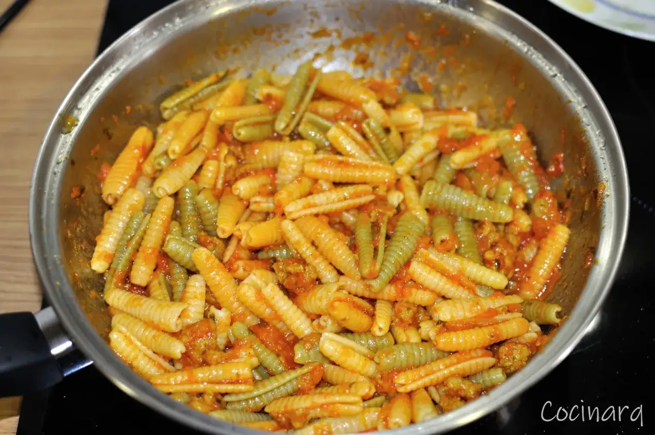 Gnocchetti alla sarda, pasta de colores con salsa de tomate en una sartén.