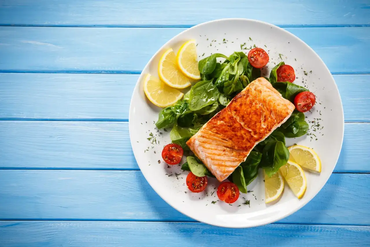 Łosoś z sałatką i cytryną – zdrowe obiady na wysoki cholesterol.