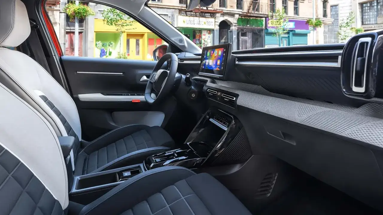 Wnętrze Citroen EC3 z nowoczesnym ekranem dotykowym, wygodnymi fotelami i stylowymi detalami.