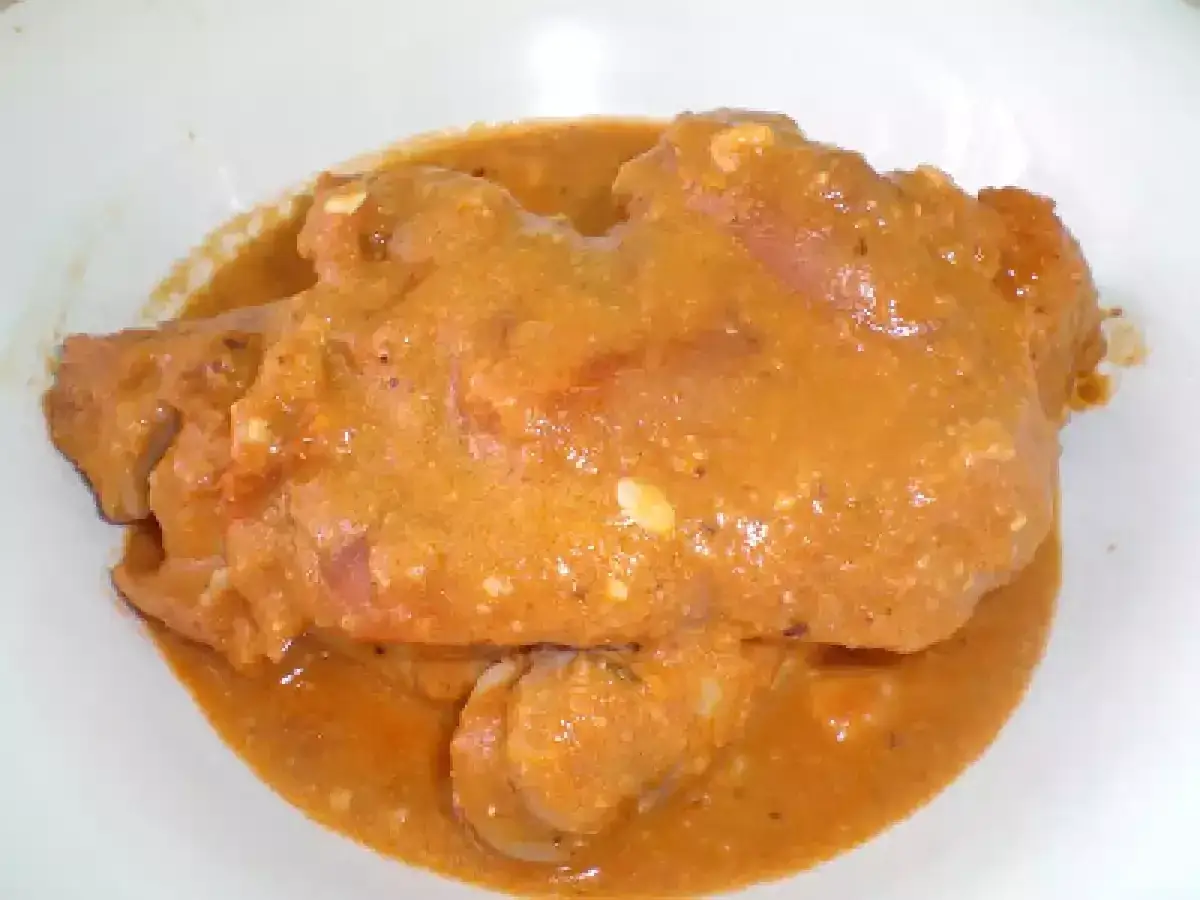 Un plato de pies de cerdo a la catalana, cubiertos con una salsa espesa y sabrosa.