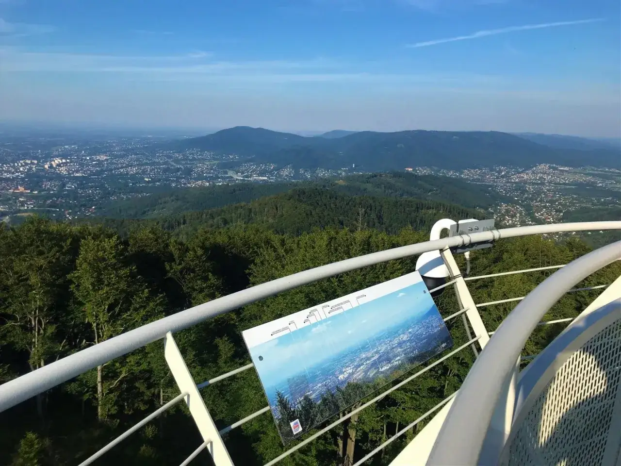 Widok z wieży widokowej na Szyndzielni w Bielsku-Białej. Rozległa panorama miasta i Beskidów.