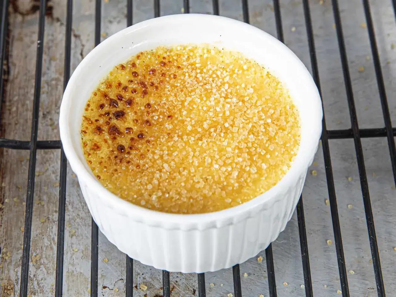 En perfekt karamelliserad creme brulee, redo att avnjutas. Ett enkelt recept f&ouml;r en lyxig dessert.