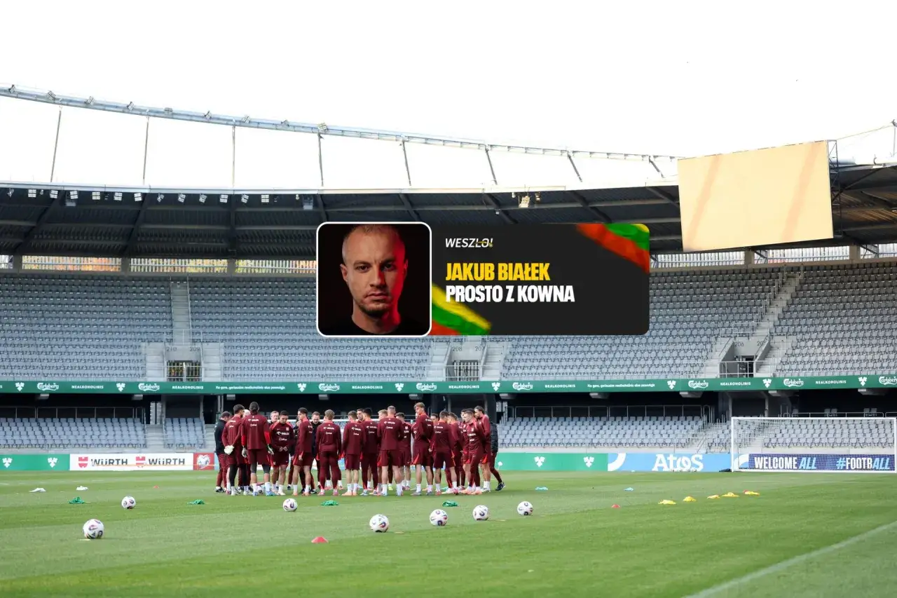Piłkarze w bordowych strojach na boisku, w tle trybuny stadionu. Na ekranie zdjęcie Jakuba Białka, z napisem 