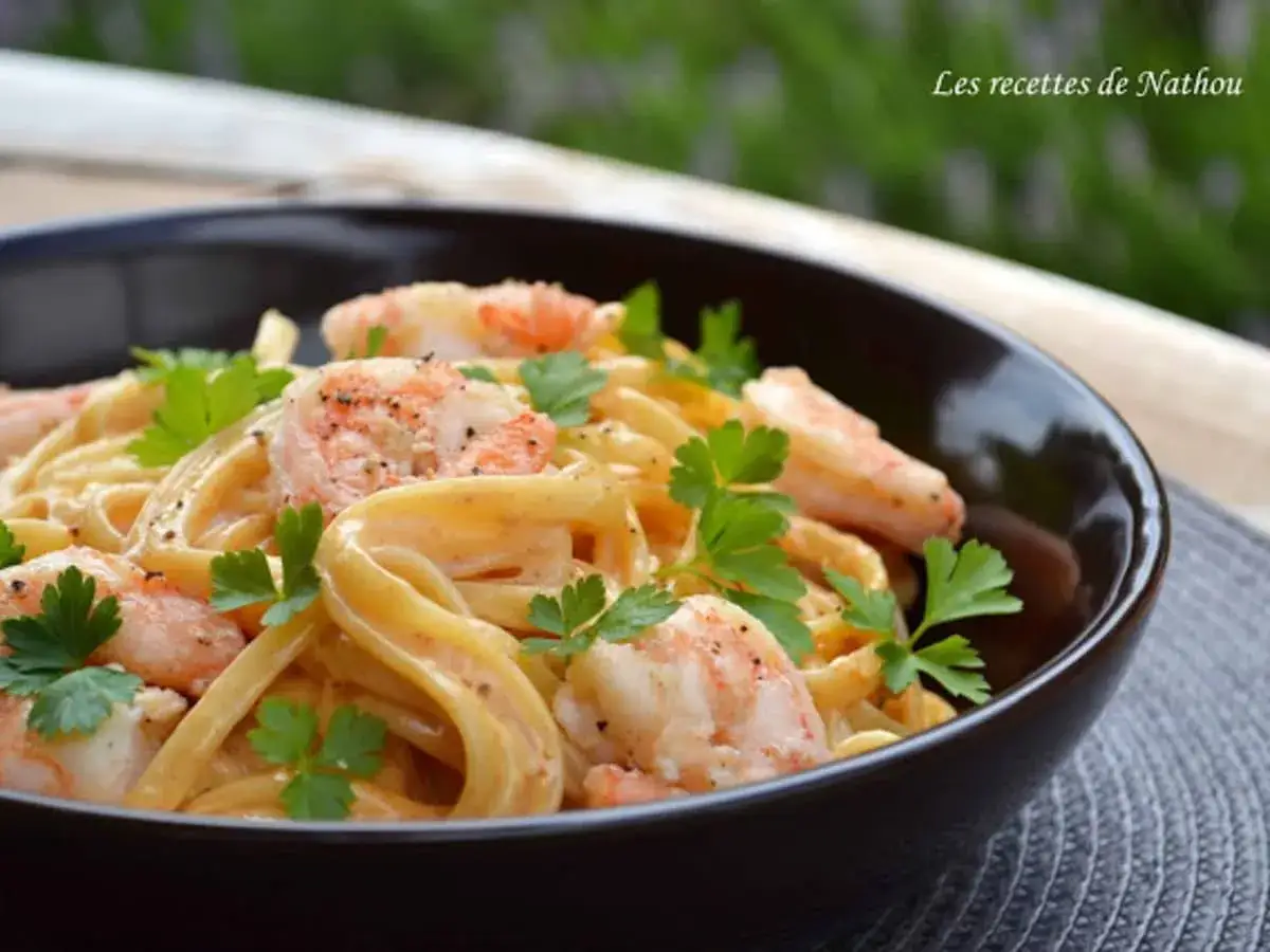 Un plat app&eacute;tissant de p&acirc;tes aux crevettes, garni de persil frais. Un d&eacute;lice cr&eacute;meux &agrave; savourer.