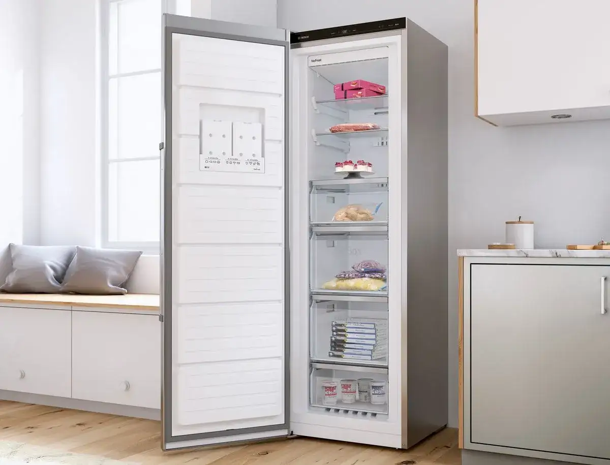 Bosch VitaFresh Schublade auseinanderbauen: Einblick in den gut gefüllten Gefrierschrank mit verschiedenen Lebensmitteln in den Schubladen.