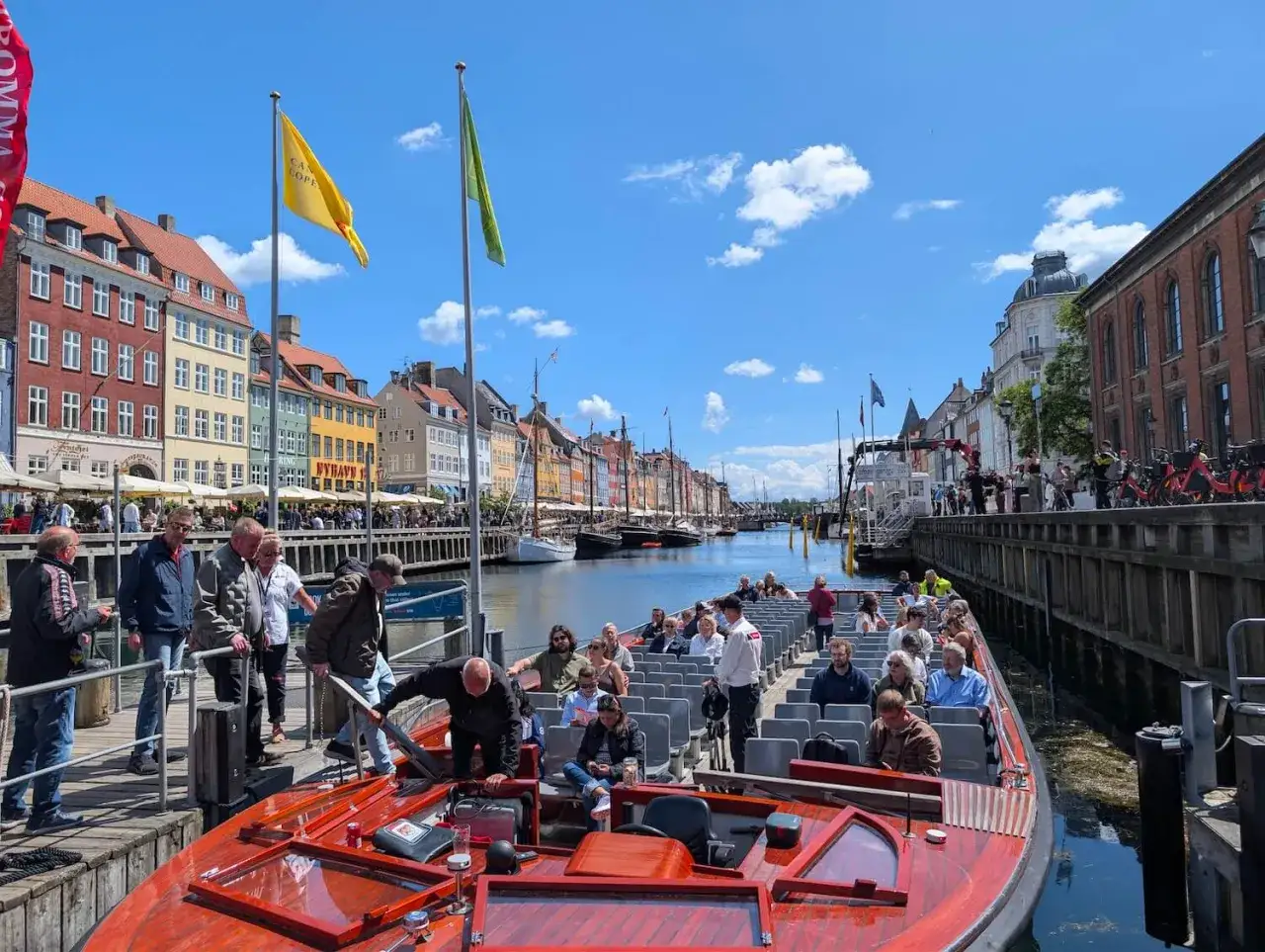 Kanalrundfahrt in Kopenhagen. Bunte Häuser am Nyhavn, viele Touristen auf dem Boot. Kopenhagen teuer, aber die Aussicht ist es wert.