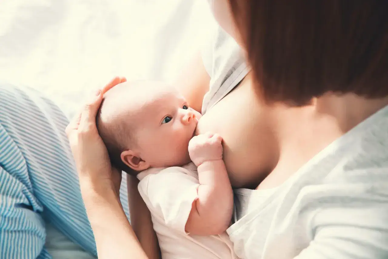 szczęśliwa mama karmiąca piersią bez podrażnionych brodawek