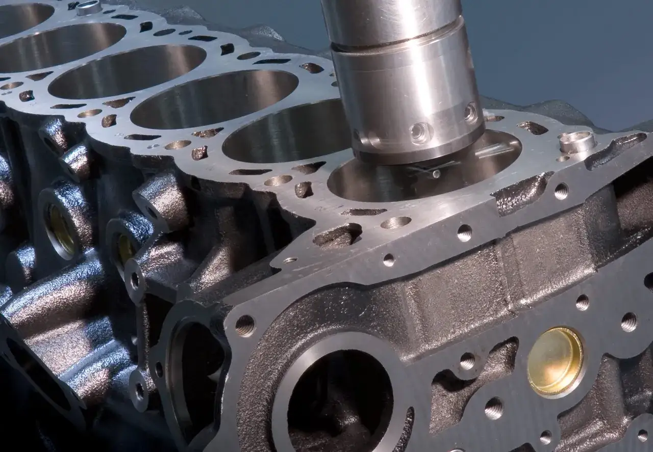 Máquina rectificando un cilindro de motor. El proceso de rectificación es clave para evitar las consecuencias de una culata dañada, asegurando el rendimiento.