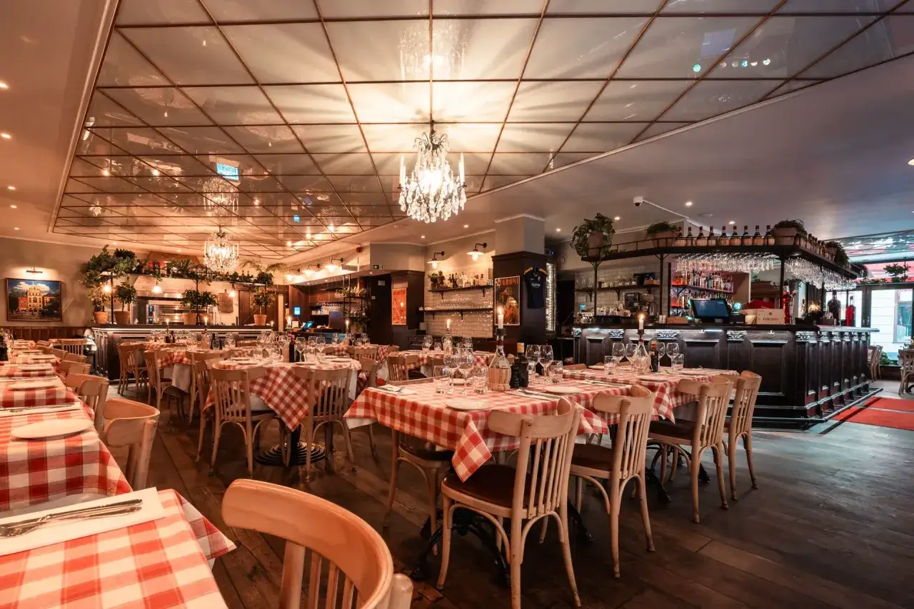 Mysig restaurang med rödrutiga dukar och kristallkronor. Här serveras troligen den bästa pizzan i Stockholm.