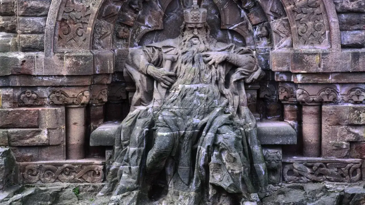 Steinerne Figur Kaiser Barbarossas, der der Sage nach im Kyffh&auml;user schl&auml;ft und auf seine Wiederkehr wartet.