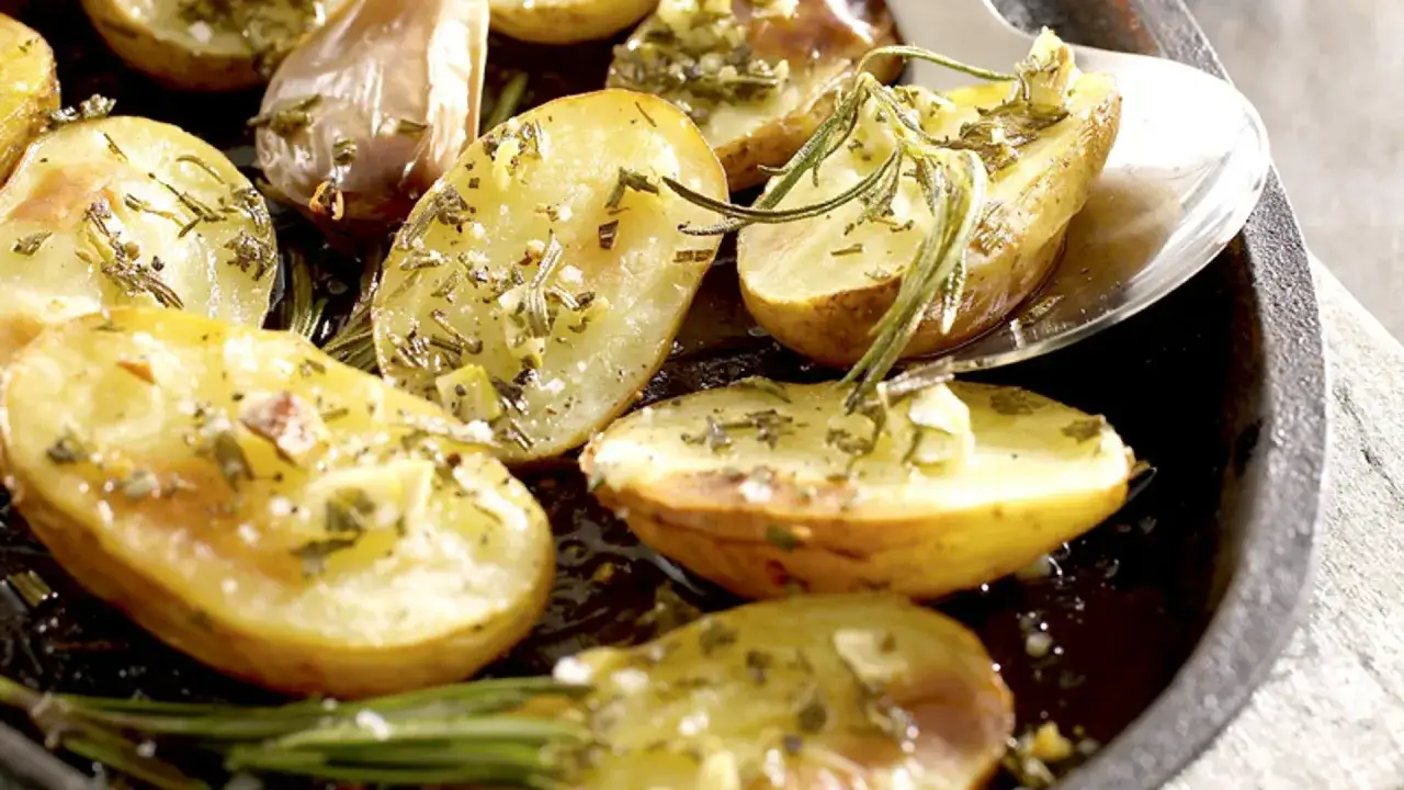 Patatas asadas con romero y ajo, una delicia que recuerda a la cebolla al horno.