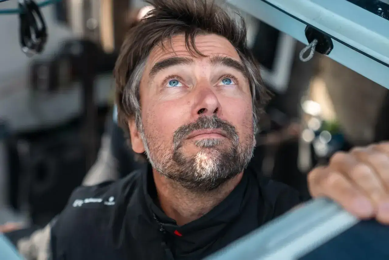 Boris Herrmann, le regard perdu dans le ciel, prêt pour une nouvelle aventure en mer.