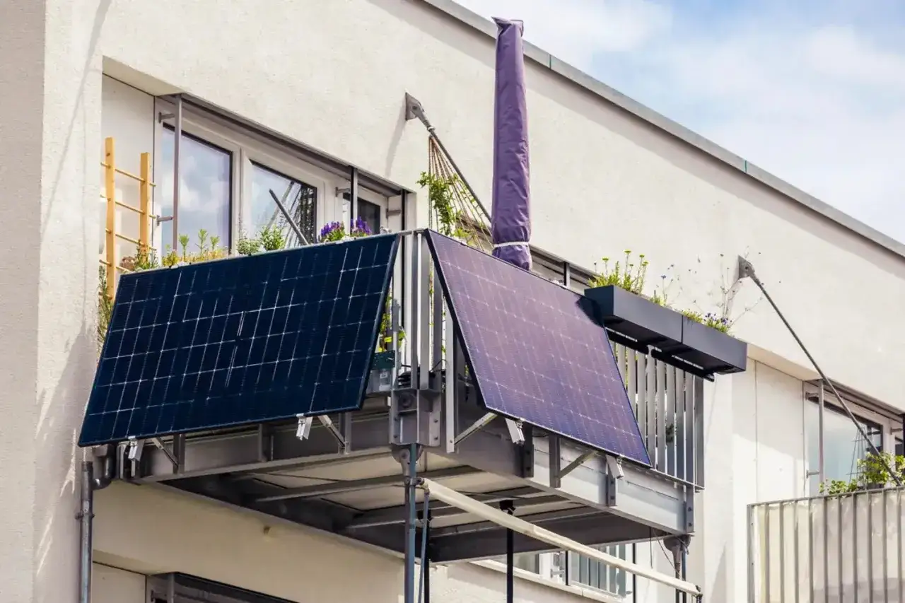 Balkonkraftwerk auf einem modernen Balkon, das auch bei denkmalgesch&uuml;tzten Geb&auml;uden eine gr&uuml;ne Energiel&ouml;sung erm&ouml;glicht.