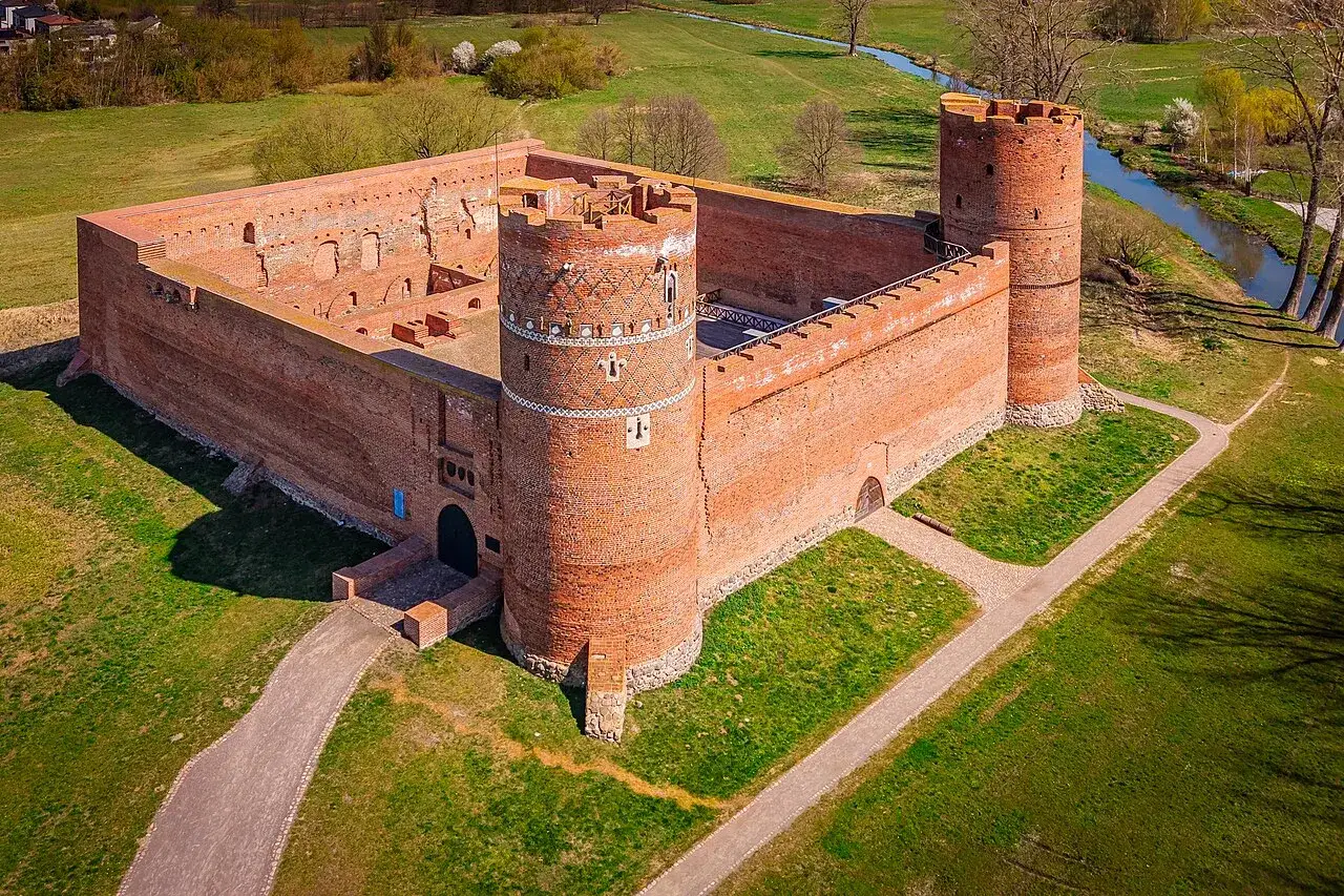 Zamek w Ciechanowie – jedna z głównych atrakcji turystycznych regionu. Potężne ceglane mury i dwie wieże obronne.
