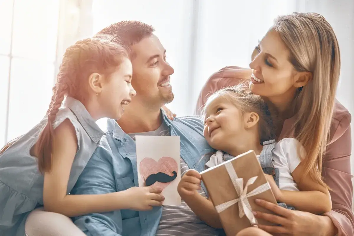 Familia feliz celebrando, los niños muestran su amor y fortalecen su autoestima.