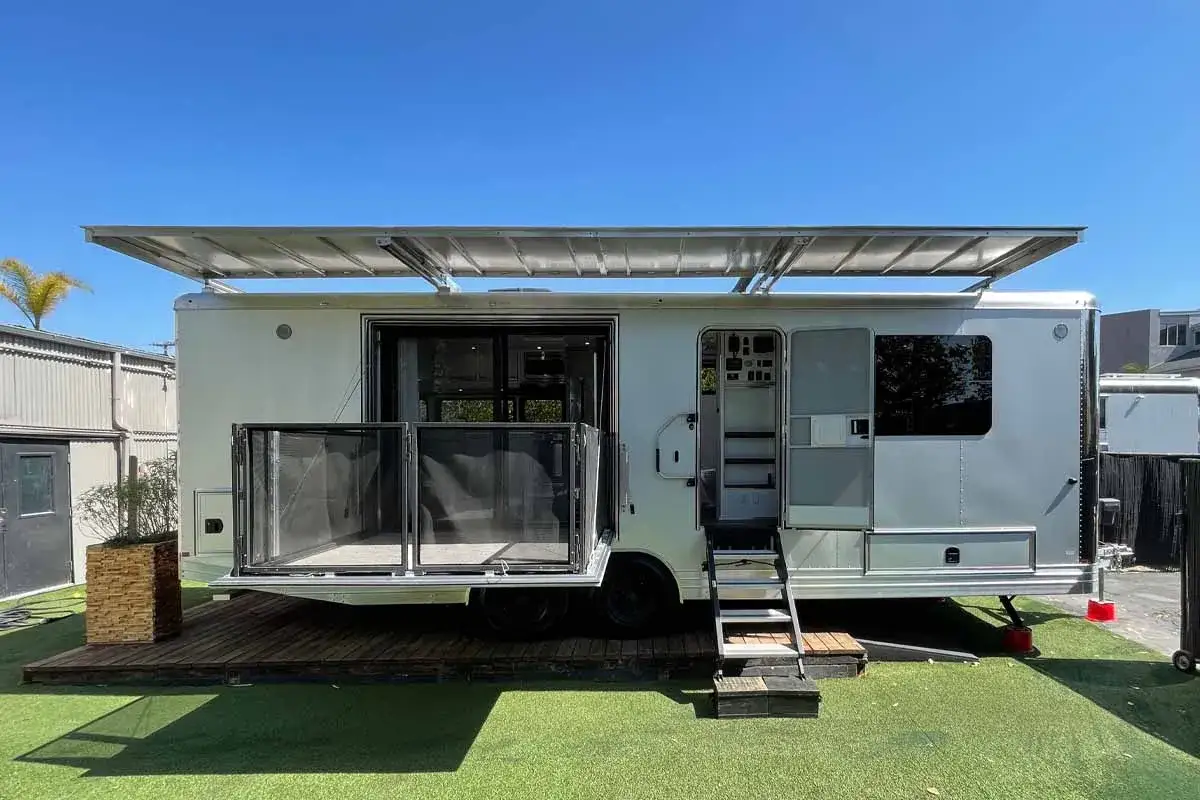 Une caravane XXL extensible avec terrasse et panneaux solaires, pr&ecirc;te pour l'aventure.